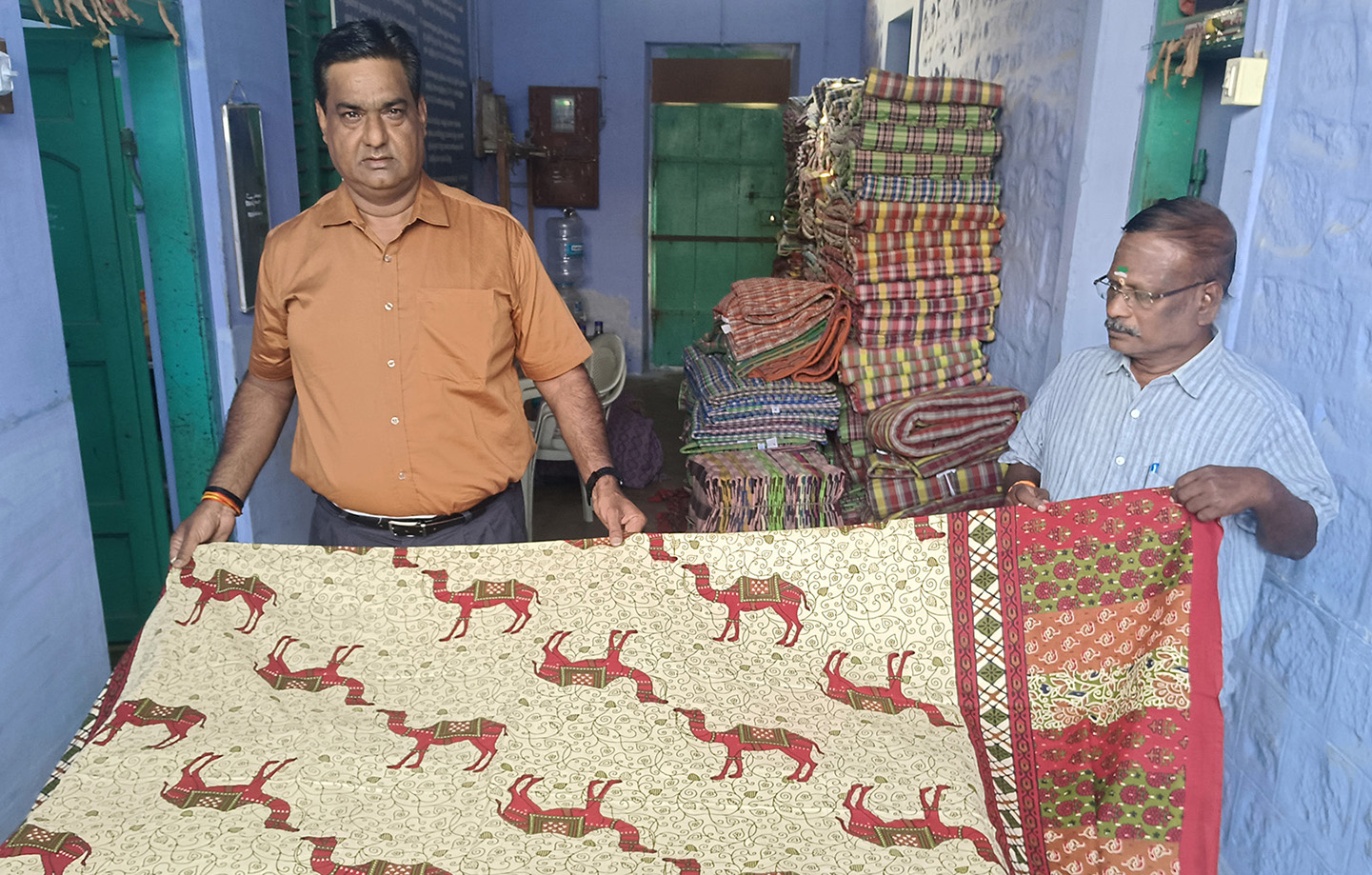 சென்னிமலை கைத்தறி படுக்கை விரிப்புகளில் மவுசு குறையாத ஜெய்பூர் பிரிண்ட் விரிப்புகள்