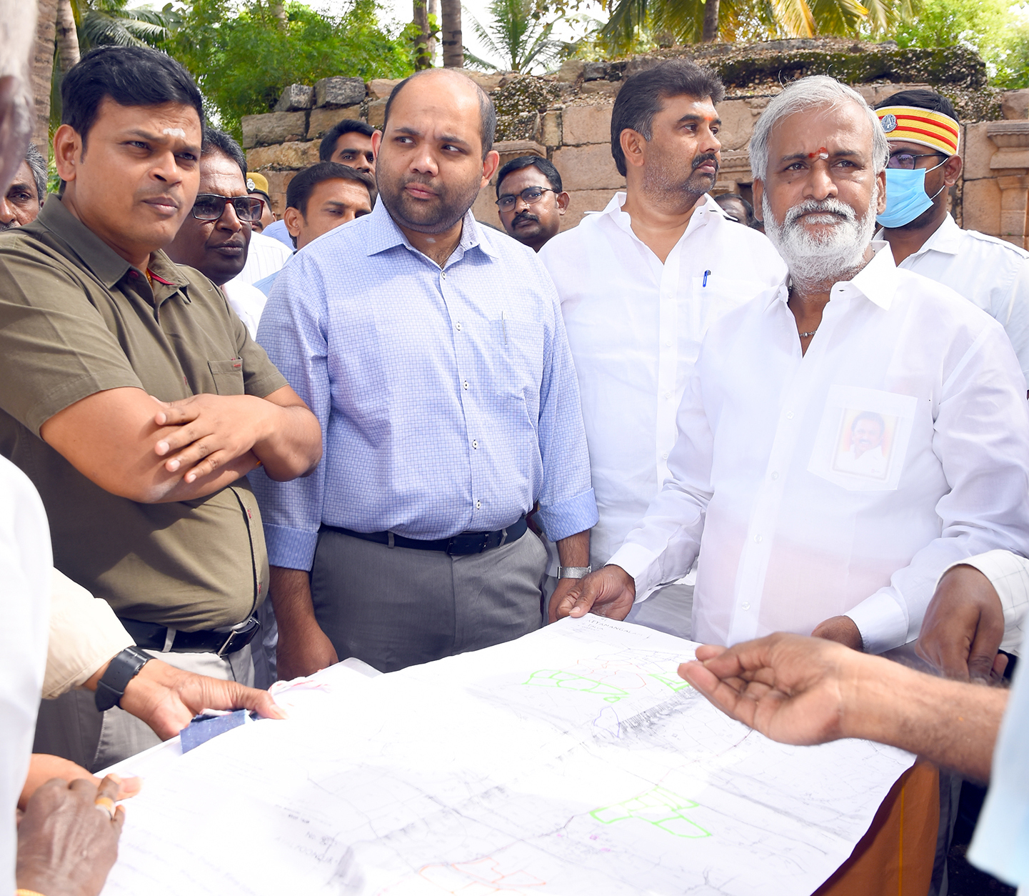 ஈரோடு மாவட்டம் மொடக்குறிச்சி அருகே 800 ஆண்டுகள் பழமையான சத்தீஸ்வரர் கோவில் திருப்பணிகள்- அமைச்சர் ஆய்வு