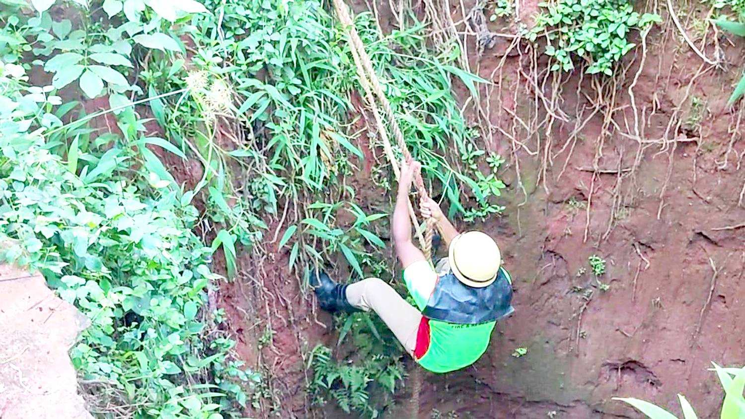 குளச்சலில் 40 அடி கிணற்றில் 5 நாளாக உயிருக்கு போராடிய நாய்க்குட்டி மீட்பு