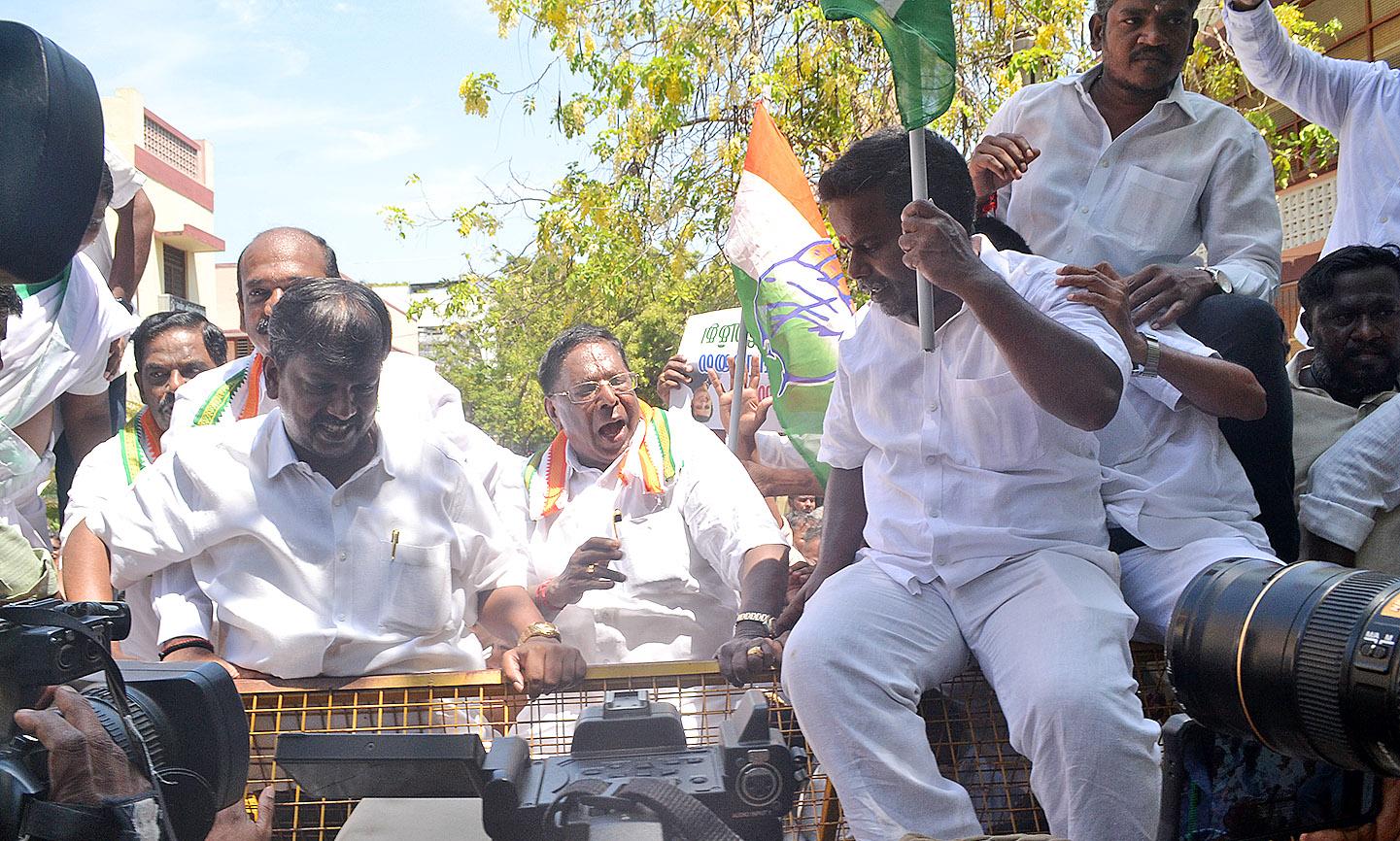 கவர்னர் மாளிகை நோக்கி பேரணி: நாராயணசாமி-வைத்திலிங்கம் எம்.பி. உள்பட நூற்றுக்கணக்கானோர் கைது