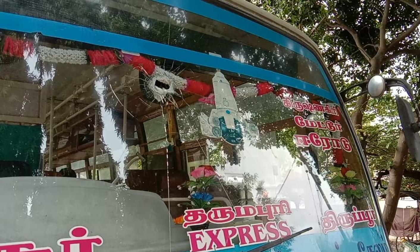 அம்மாபேட்டை அருகே அரசு பஸ் கண்ணாடியை கல்வீசி உடைத்த வாலிபர் முந்தி செல்ல வழி விடாததால் ஆத்திரம்