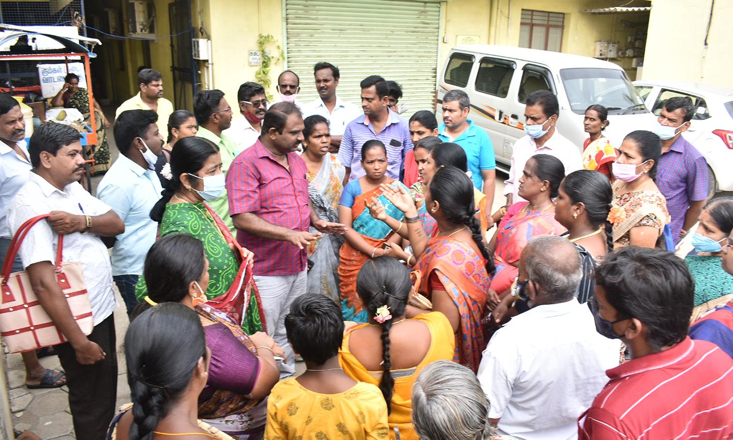 ஈரோடு அரசு பெண்கள் பள்ளியில் திரண்ட பெற்றோர்கள்- தலைமை ஆசிரியையிடம் வாக்குவாதத்தில் ஈடுபட்டதால் பரபரப்பு