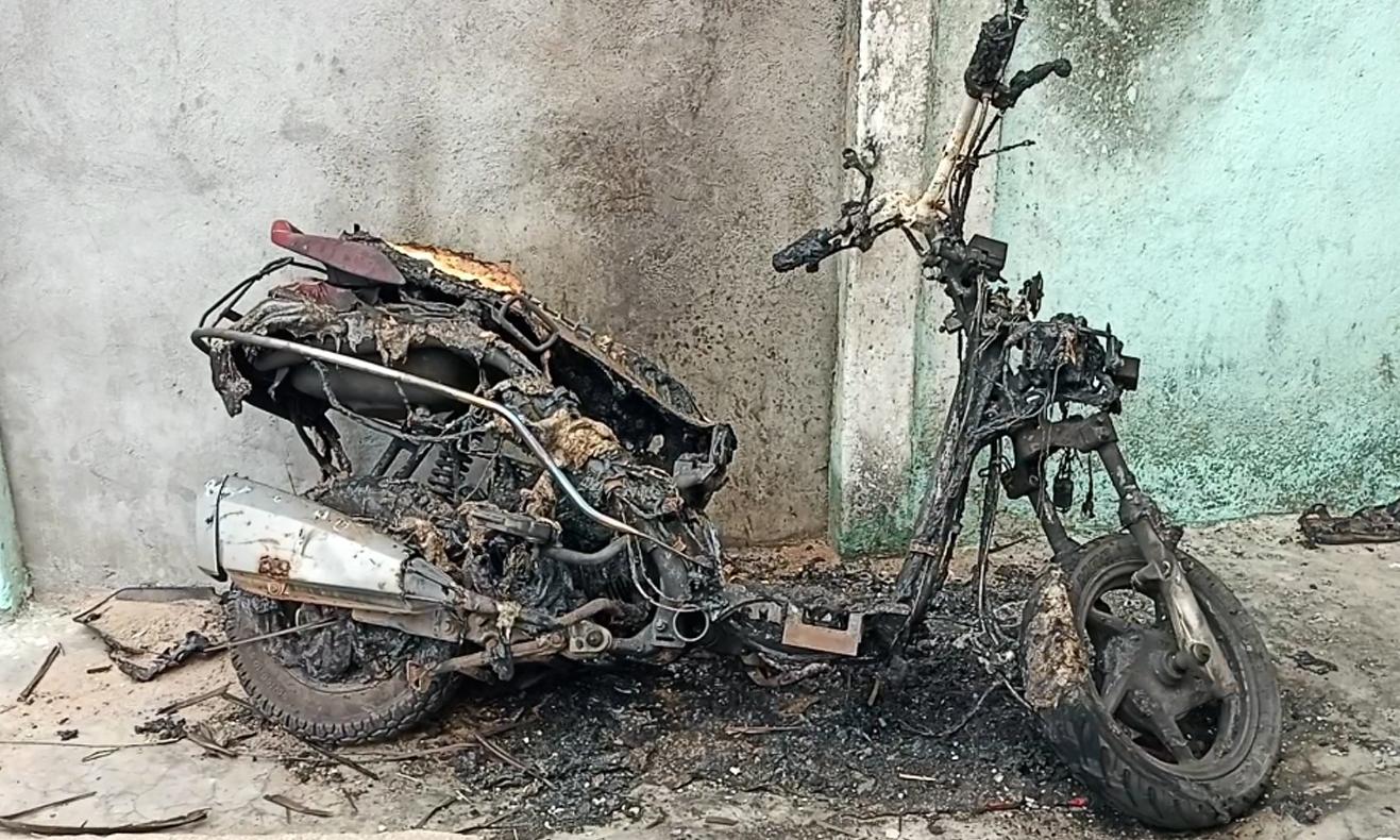 கோட்டக்குப்பத்தில் பெட்ரோல் குண்டு வீசி பா.ஜனதா பிரமுகர் மோட்டார் சைக்கிள் எரிப்பு