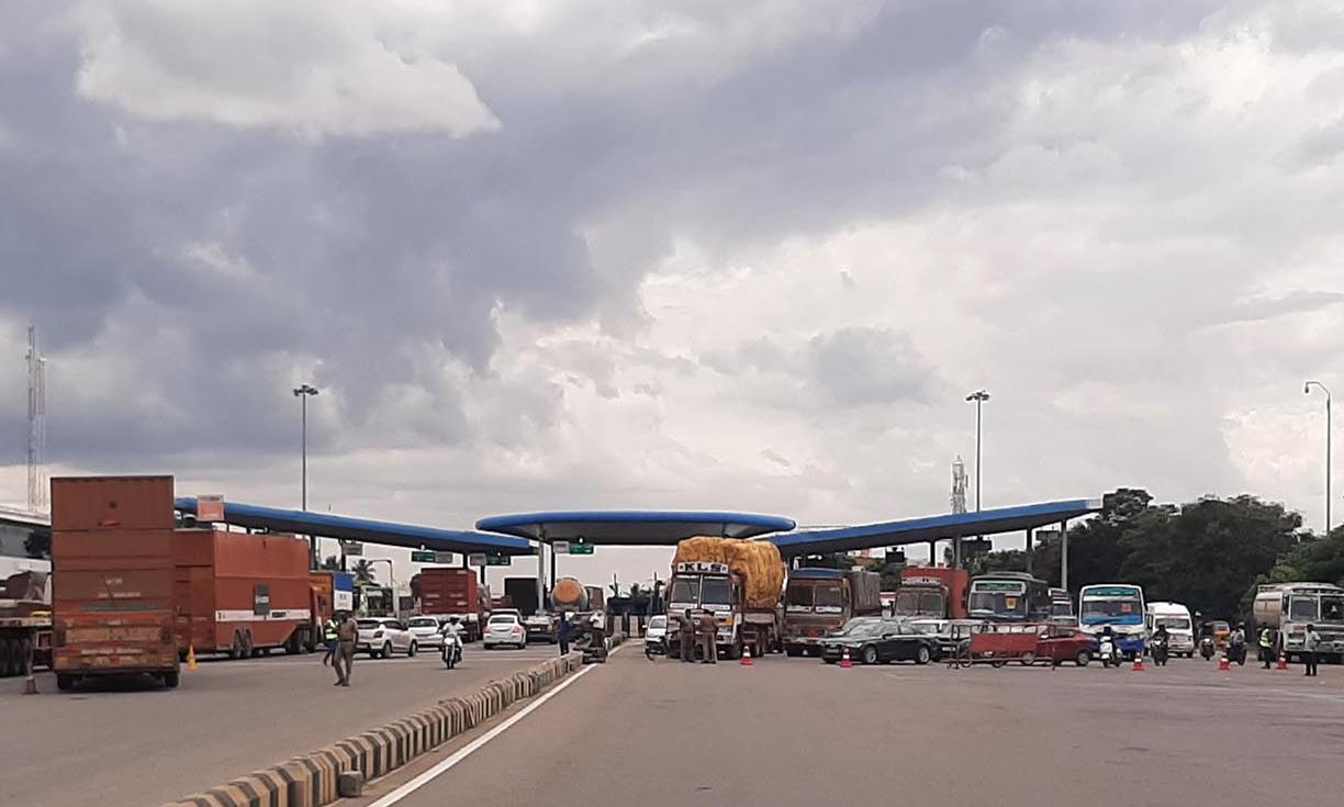 பெருந்துறை அருகே டோல்கேட் பகுதியில் டேங்கர் லாரியில் கியாஸ் கசிவு ஏற்பட்டதால் பரபரப்பு