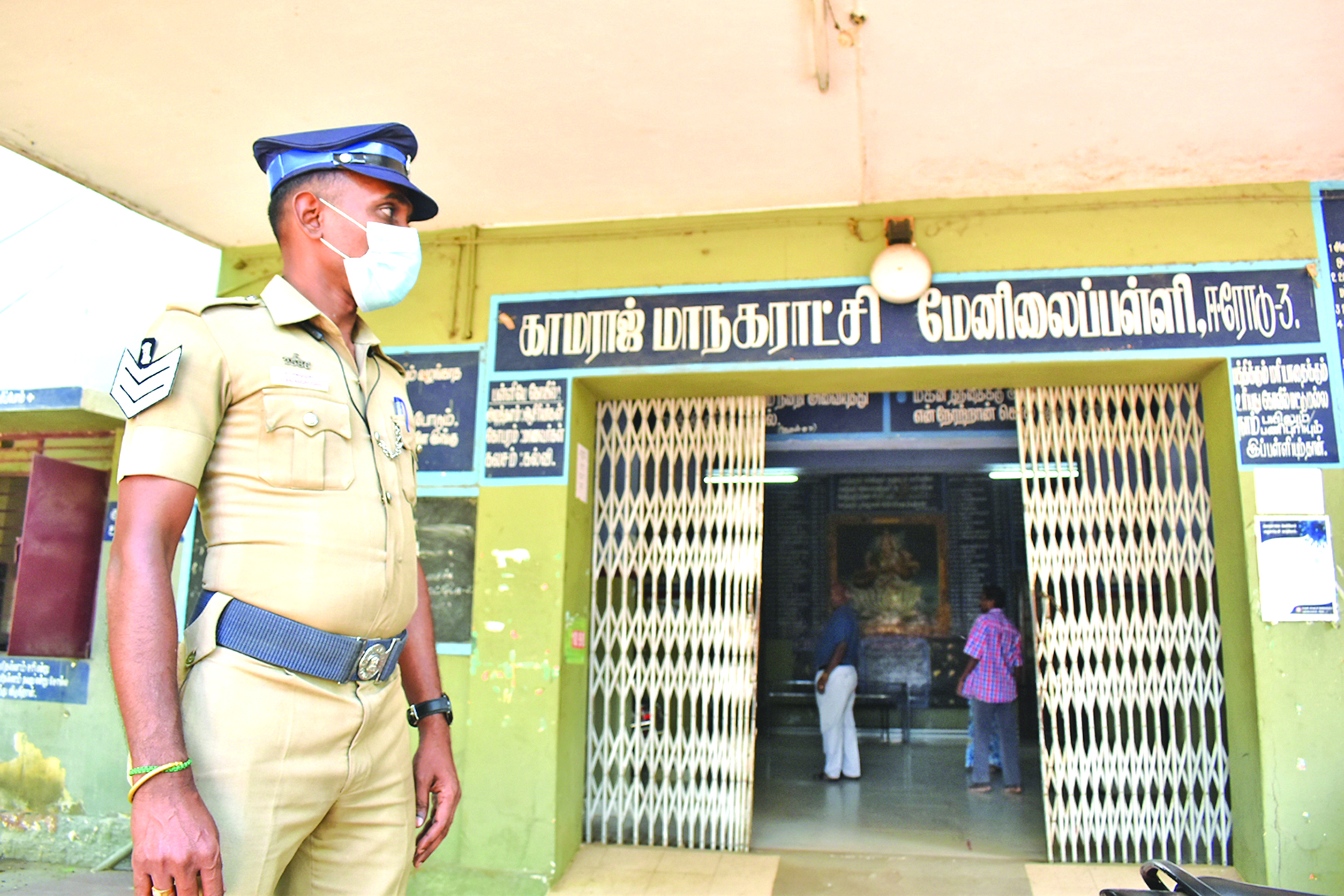 ஈரோடு மாவட்டத்தில் 2வது நாளாக பள்ளி-கல்லூரிகளுக்கு போலீஸ் பாதுகாப்பு