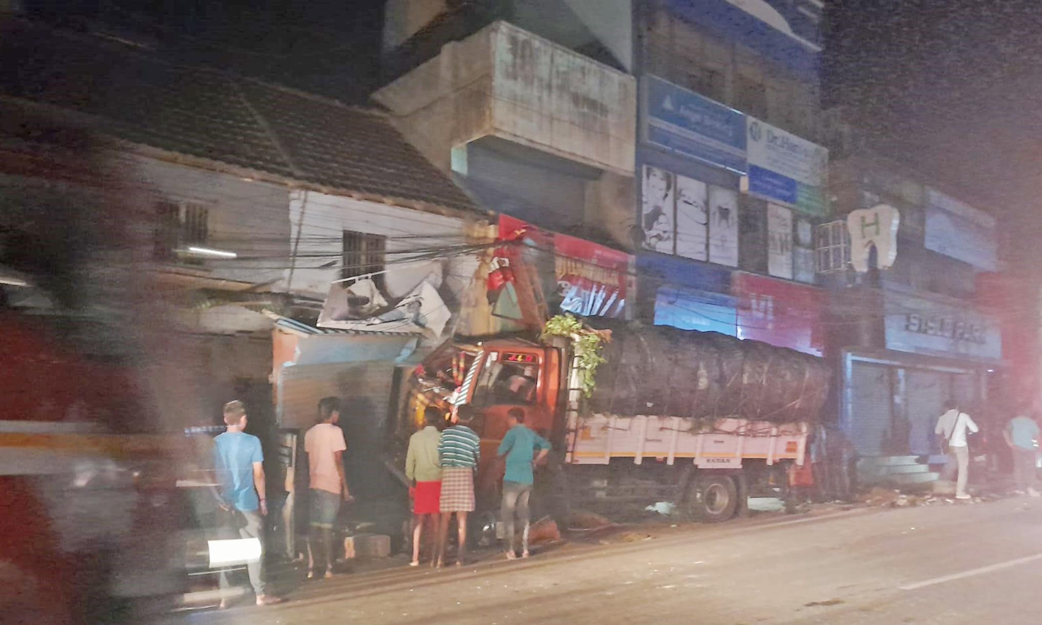 வடசேரியில் கடைக்குள் புகுந்த டெம்போ கார்-மோட்டார் சைக்கிள் மீது மோதியது