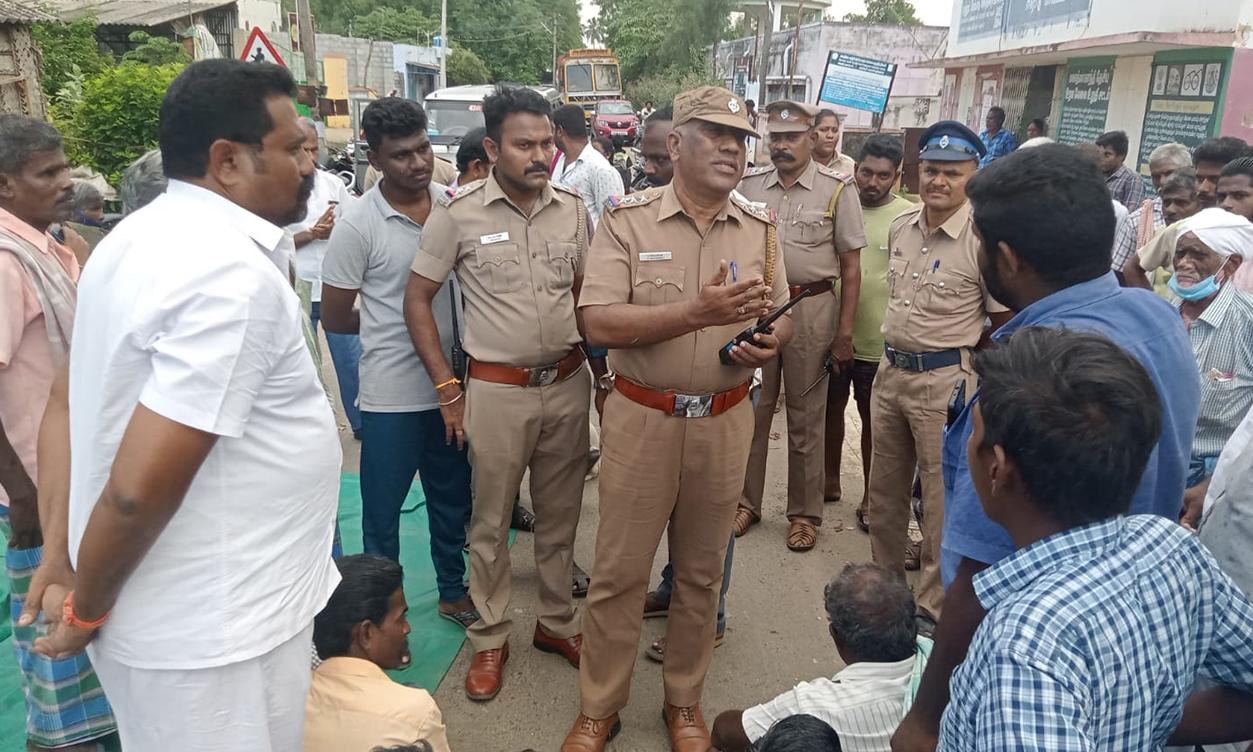 அந்தியூர் அருகே அரசு ஆஸ்பத்திரி டாக்டர் இடமாற்றத்தை எதிர்த்து பொதுமக்கள் சாலை மறியல்