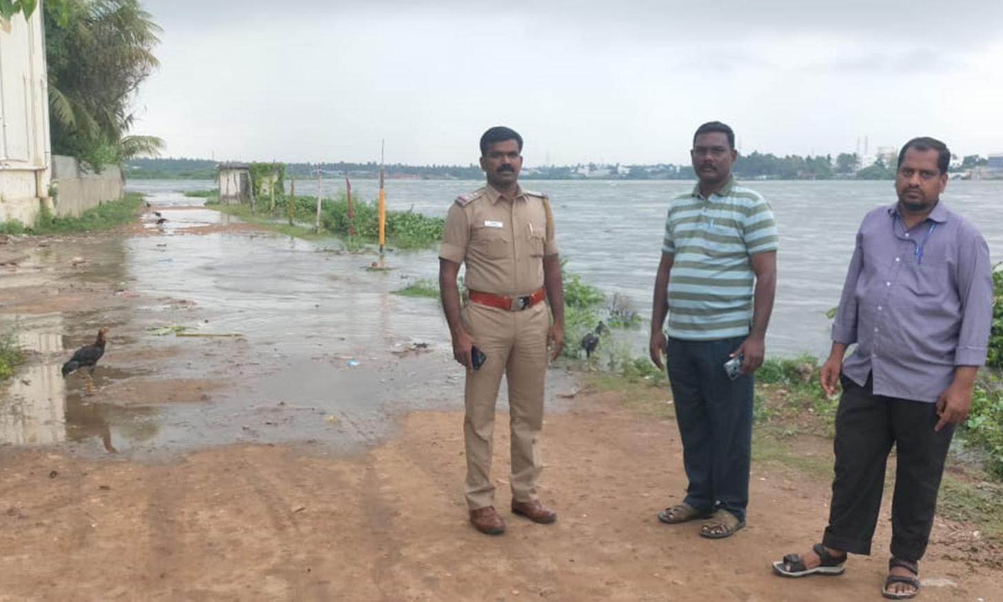 ஈரோடு கருங்கல்பாளையம் காவிரி கரையோரம் உள்ள 200 வீடுகளை வெள்ளம் சூழ்ந்தது- பொதுமக்கள் தவிப்பு