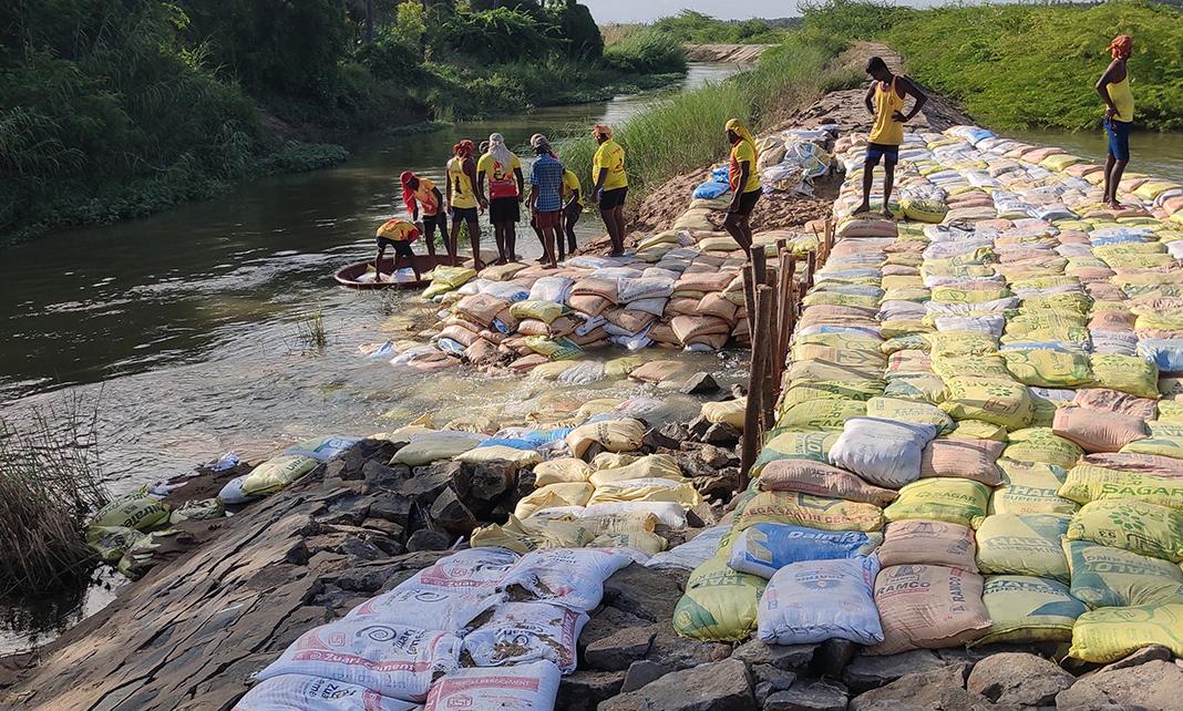 காவிரி ஆற்றில் 3 இடங்களில் கரை உடைந்தது- மணல் மூட்டைகள் வைத்து சரிசெய்யும் பணி தீவிரம்