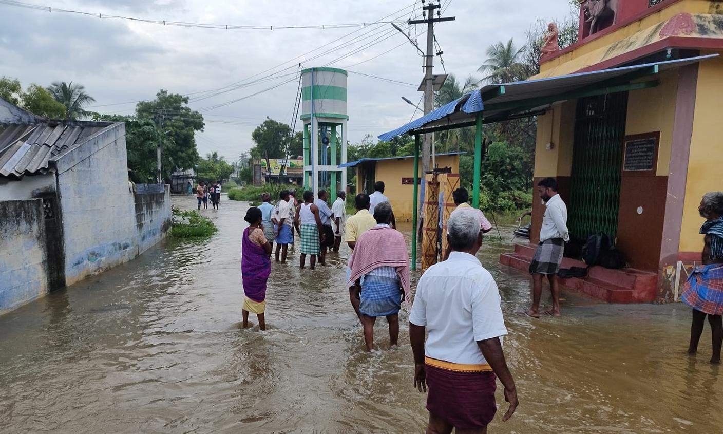 ஈரோடு மாவட்டம் முழுவதும் விடிய, விடிய மழை- 40 வீடுகளுக்குள் வெள்ளம் புகுந்தது