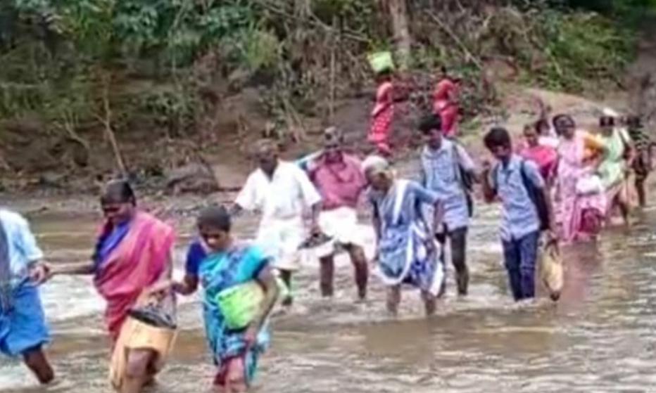 சத்தியமங்கலம் அருகே ஆபத்தான முறையில் ஆற்றை கடக்கும் மாணவ- மாணவிகள்