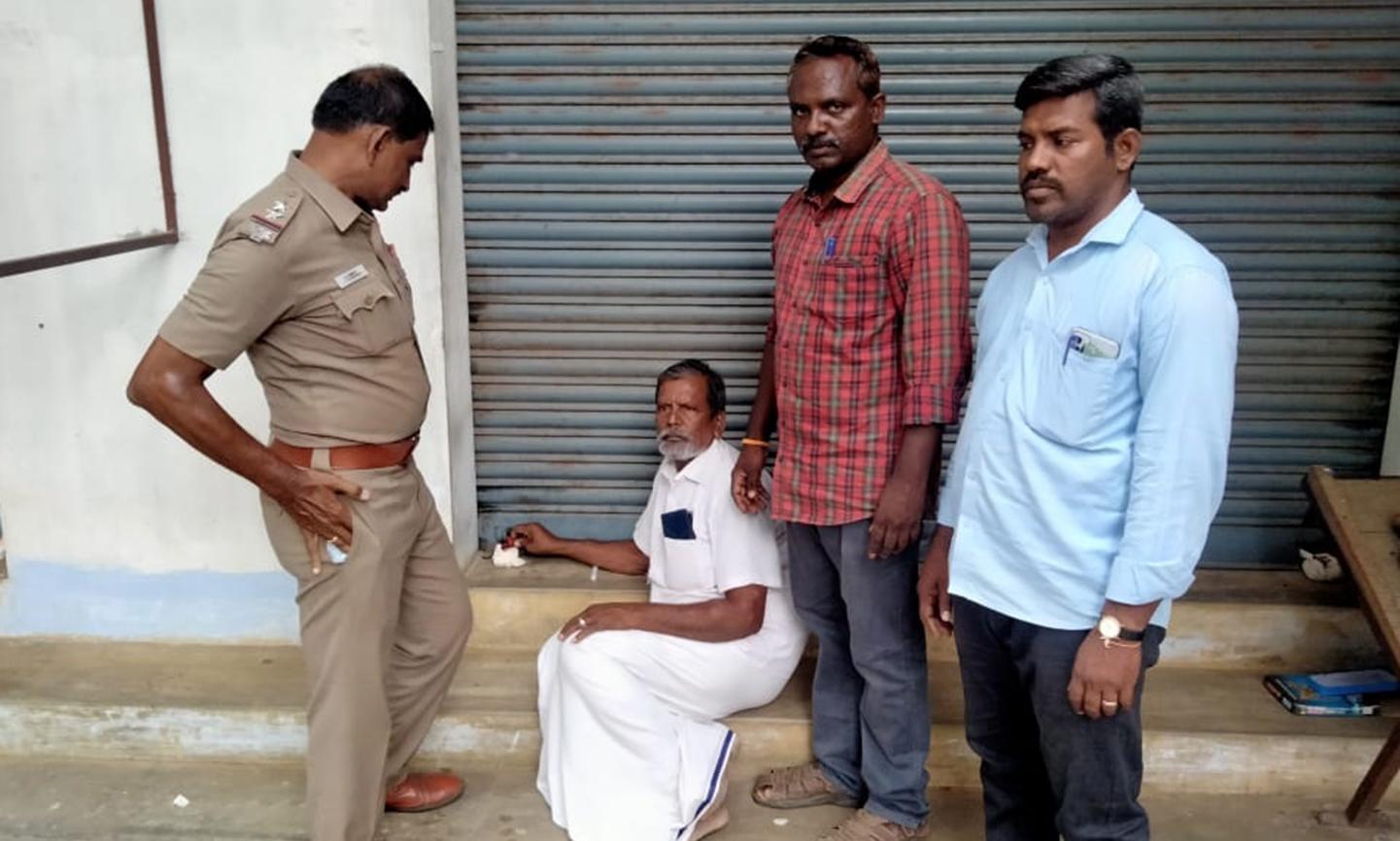 வெள்ளித்திருப்பூர் அருகே ஹான்ஸ் விற்பனை செய்த ஜவுளி கடைக்கு சீல்