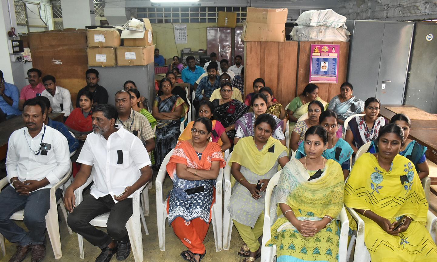 ஊரக வளர்ச்சி துறை ஊழியர்கள் கருப்பு பேட்ஜ் அணிந்து உள்ளிருப்பு போராட்டம்