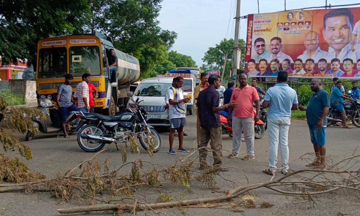 மின் தடையை கண்டித்து ரோட்டில் மரங்களை வெட்டிப்போட்டு பொதுமக்கள் சாலை மறியல்