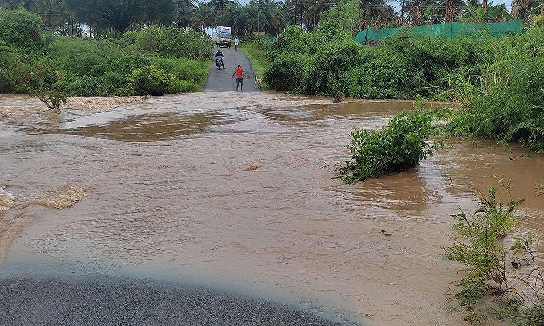 ஈரோட்டில் பலத்த மழை- தாளவாடியில் காட்டாற்று வெள்ளத்தில் தரைபாலங்கள் மூழ்கி போக்குவரத்து பாதிப்பு