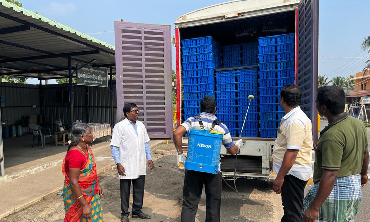 கேரளாவில் பறவை காய்ச்சல் எதிரொலி: புளியரை சோதனை சாவடியில் கால்நடைத்துறை பரிசோதனை தீவிரம்