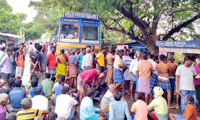 புதியம்புத்தூர் அருகே மயான பாதை கேட்டு திடீர் சாலை மறியல் புதியம்புத்தூர் அருகே மயான பாதை கேட்டு திடீர் சாலை மறியல்