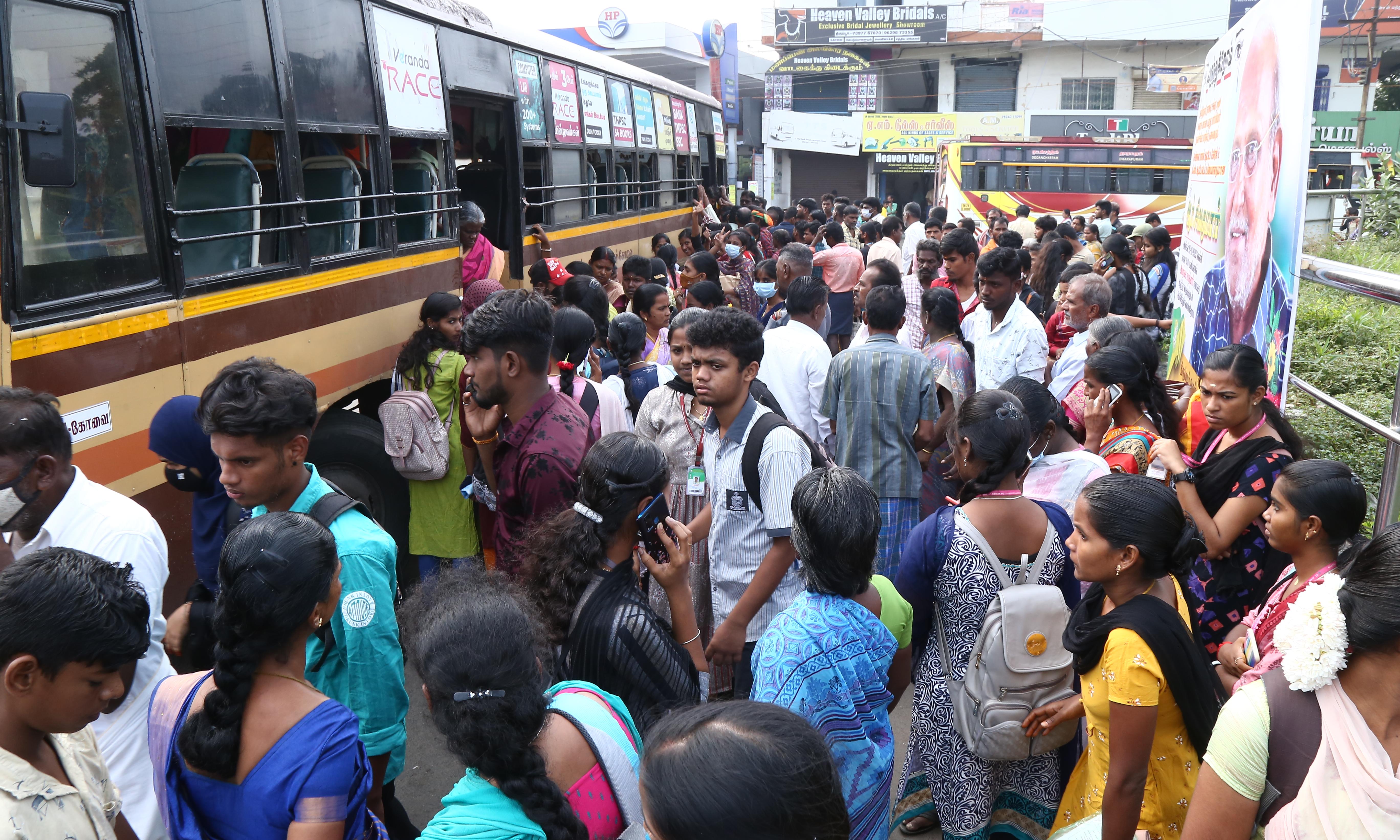 தீபாவளிக்கு சொந்த ஊர் சென்ற பனியன் தொழிலாளர்கள் திருப்பூர் திரும்பினர் தீபாவளிக்கு சொந்த ஊர் சென்ற பனியன் தொழிலாளர்கள் திருப்பூர் திரும்பினர்