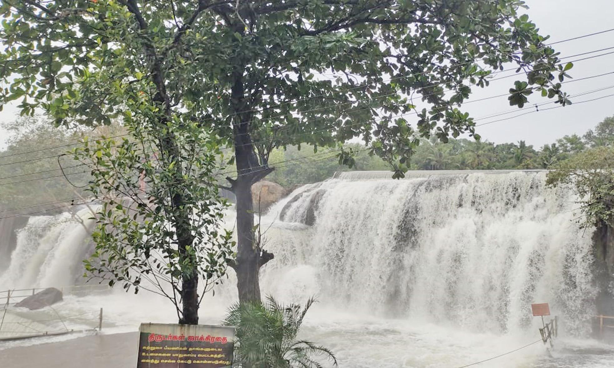 திற்பரப்பு அருவியில் வெள்ளப்பெருக்கு: 3-வது நாளாக சுற்றுலா பயணிகள் குளிக்க தடை