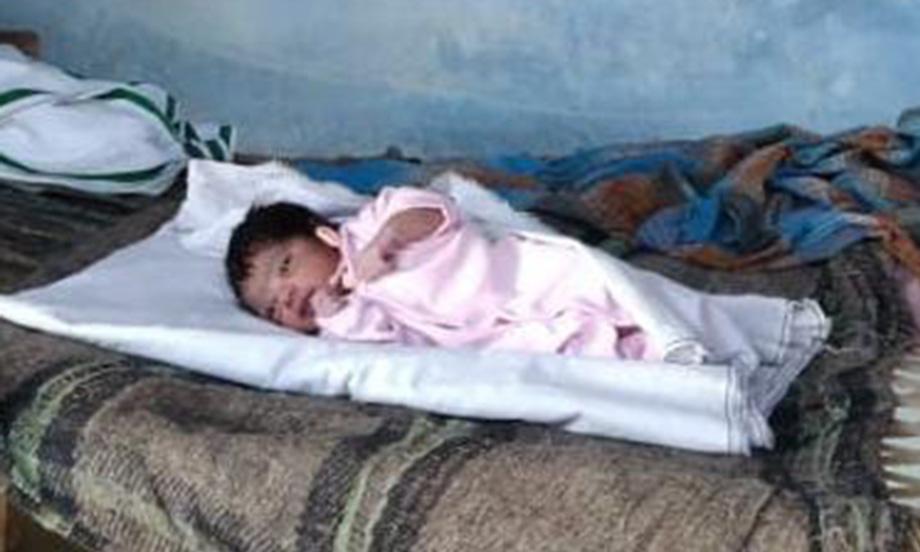 பிறந்த சில மணி நேரத்தில் பச்சிளம் பெண் சிசு வீச்சு- பொதுமக்கள் மீட்டு ஆஸ்பத்திரியில் அனுமதி