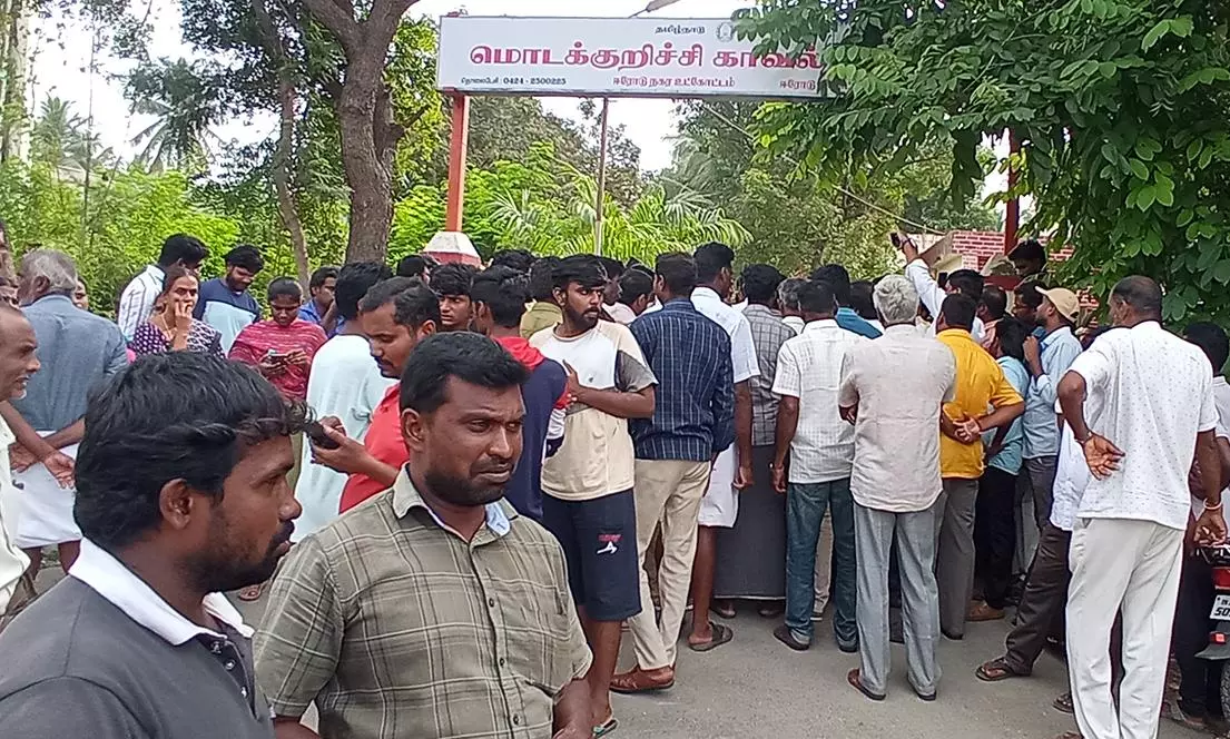 மொடக்குறிச்சியில் தி.மு.க-பா.ஜனதா மோதல்: பேரூராட்சி பெண் தலைவர் உள்பட 4 பேர் ஆஸ்பத்திரியில் அனுமதி