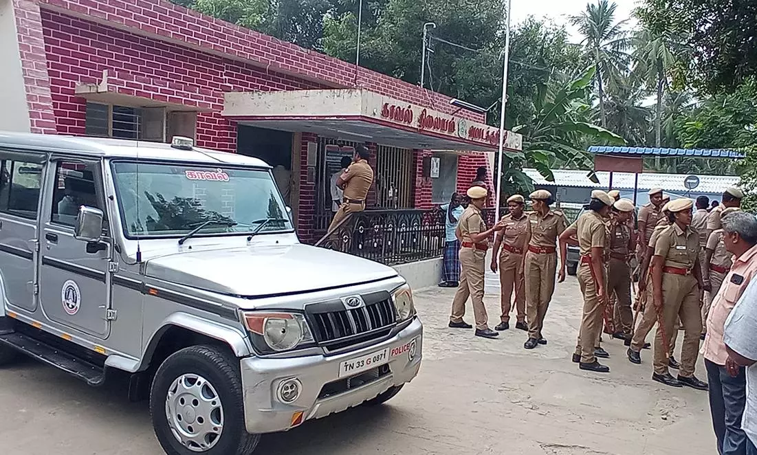 மொடக்குறிச்சியில் தி.மு.க-பா.ஜனதா மோதல்: பேரூராட்சி பெண் தலைவர் உள்பட 4 பேர் ஆஸ்பத்திரியில் அனுமதி மொடக்குறிச்சியில் தி.மு.க-பா.ஜனதா மோதல்: பேரூராட்சி பெண் தலைவர் உள்பட 4 பேர் ஆஸ்பத்திரியில் அனுமதி