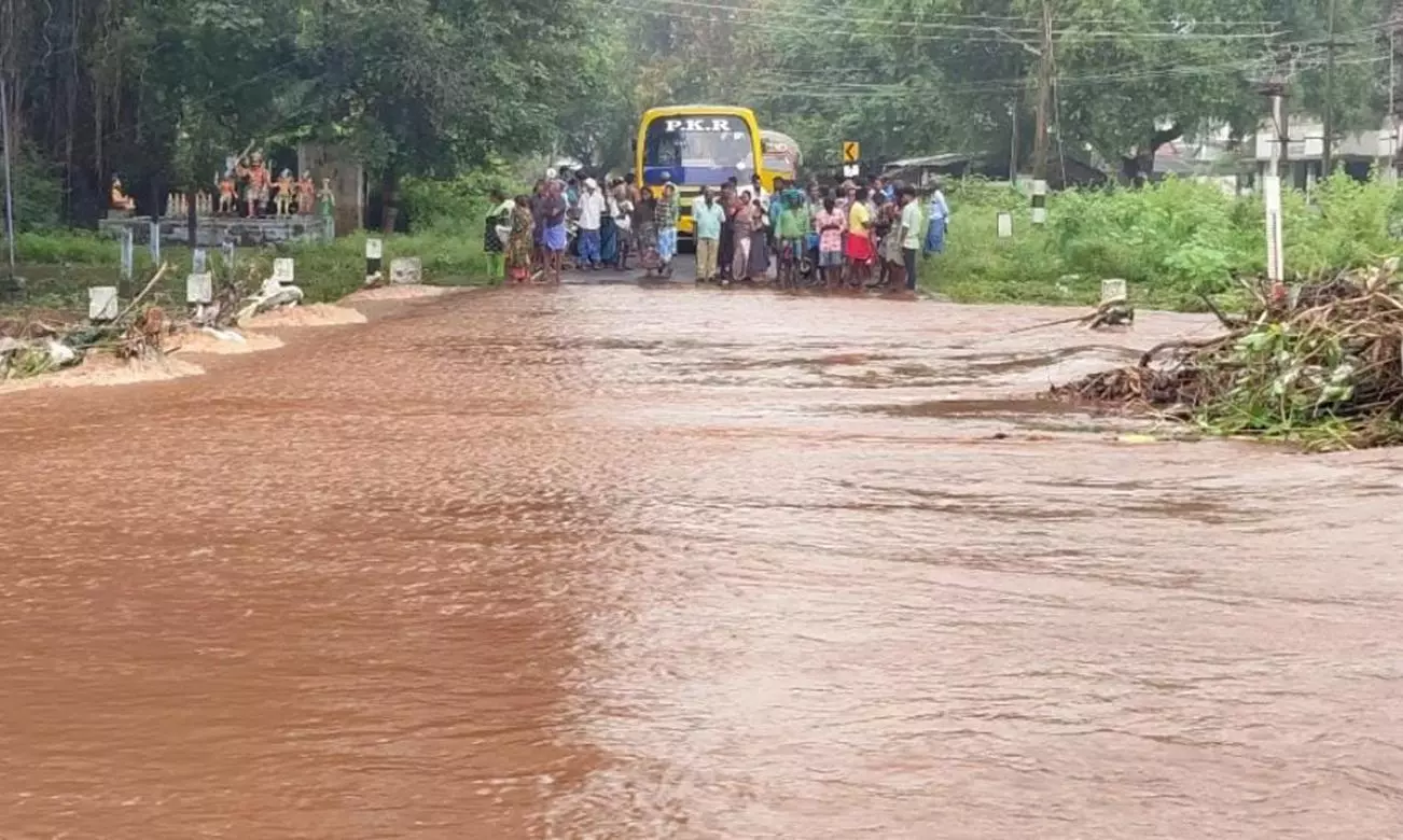 மலைப்பகுதிகளில் பலத்த மழை: தரைப்பாலம் மூழ்கி அத்தாணி- சத்தியமங்கலம் இடையே போக்குவரத்து பாதிப்பு