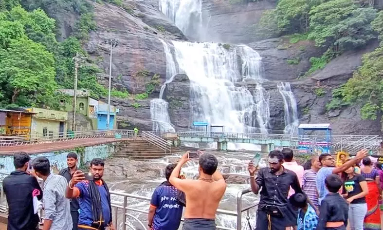 குற்றாலம் மெயினருவியில் சுற்றுலா பயணிகள் குளிக்க தடை- ஐந்தருவியில் மட்டும் அனுமதி குற்றாலம் மெயினருவியில் சுற்றுலா பயணிகள் குளிக்க தடை- ஐந்தருவியில் மட்டும் அனுமதி