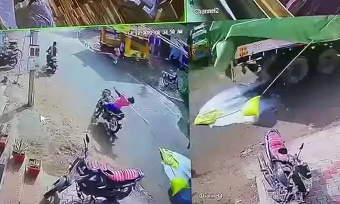 லாரி கயிறு அவிழ்ந்து வாலிபரை இழுத்து சென்ற பதற வைக்கும் காட்சி-  சமூகவலைதளங்களில் வீடியோ வைரல்