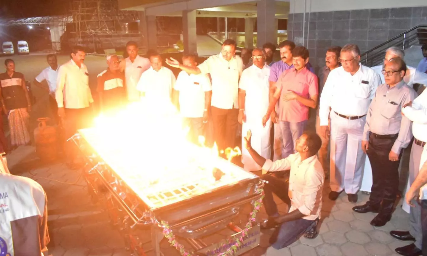 தமிழகத்திலேயே முதல்முறையாக ஈரோட்டில் ரூ.25 லட்சம் மதிப்பில் உருவான நடமாடும் தகன மேடை