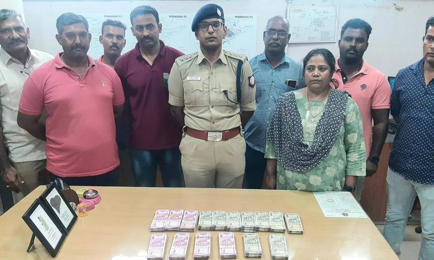 பெருந்துறை அருகே போலீஸ் போல் நடித்து ரூ.29 லட்சம் பறிப்பு- கள்ள நோட்டு கும்பல் கைது