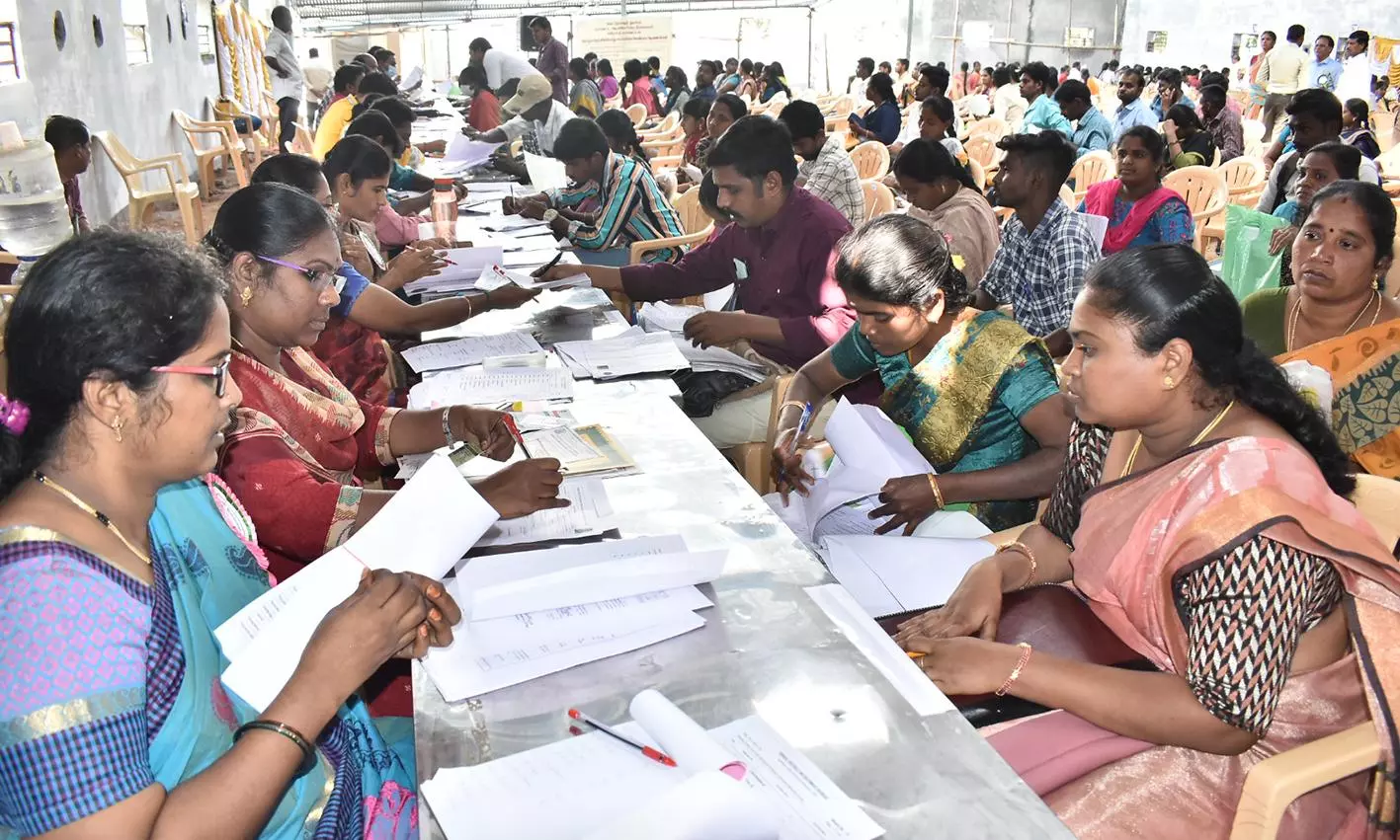 ரேஷன் கடை பணியிட நேர்காணலில் குவிந்த என்ஜினீயரிங் பட்டதாரிகள்- பெண்கள் ஆர்வத்துடன் பங்கேற்பு