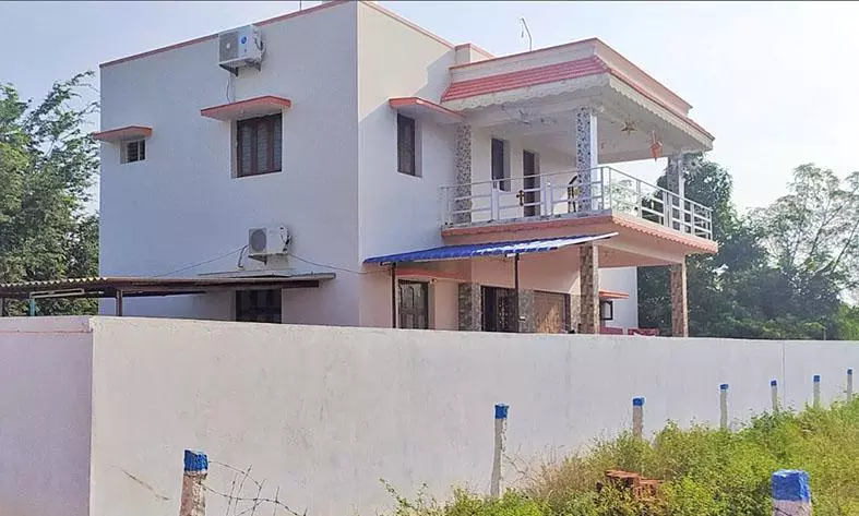 பாவூர்சத்திரத்தில் பள்ளி ஆசிரியை வீட்டில் 85 பவுன் நகை-ரூ.1 லட்சம் கொள்ளை பாவூர்சத்திரத்தில் பள்ளி ஆசிரியை வீட்டில் 85 பவுன் நகை-ரூ.1 லட்சம் கொள்ளை