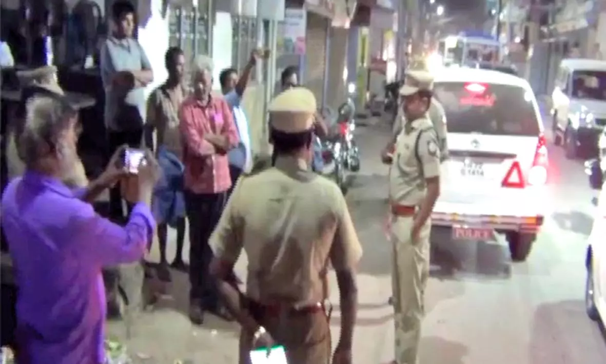 பெண் விவகாரத்தில் வாலிபர் மீது நாட்டு வெடிகுண்டு வீச்சு- பா.ஜனதா பிரமுகர் உள்பட 4 பேர் கைது