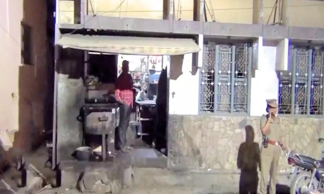 பெண் விவகாரத்தில் வாலிபர் மீது நாட்டு வெடிகுண்டு வீச்சு- பா.ஜனதா பிரமுகர் உள்பட 4 பேர் கைது