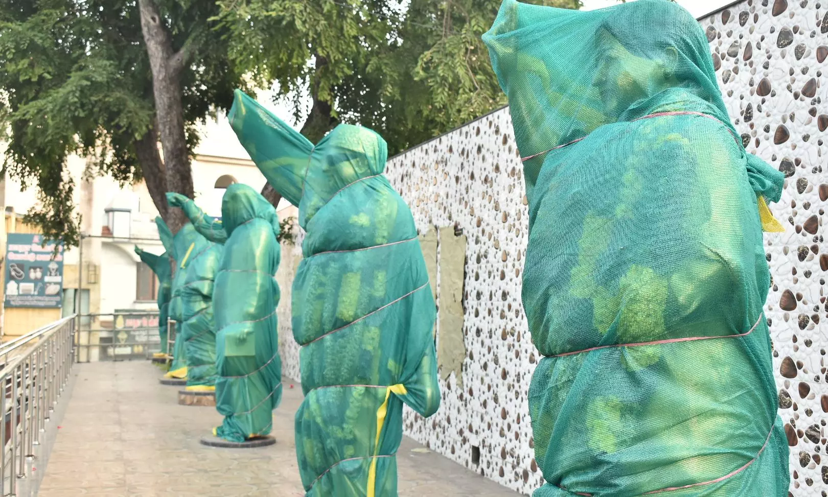 ஈரோடு கிழக்கு தொகுதியில் அரசியல் கட்சியினர் சுவர் விளம்பரங்கள் அழிப்பு- தலைவர்கள் சிலை, பெயர்பலகை மறைப்பு