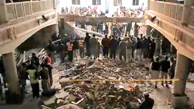 பாகிஸ்தான் மசூதியில் தற்கொலை படை தாக்குதல்- பலி எண்ணிக்கை 100 ஆக உயர்வு