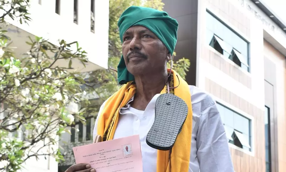 செருப்பு மாலை அணிந்து வேட்பு மனு தாக்கல் செய்ய வந்த சுயேச்சை வேட்பாளர்