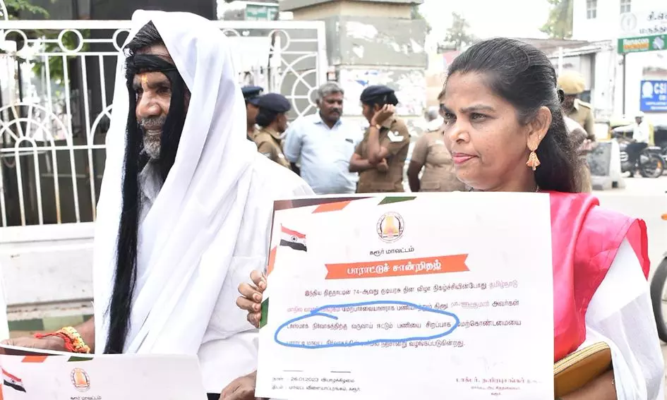 மது குடிப்போர் விழிப்புணர்வு சங்கம் சார்பில் விதவை கோலத்தில் மனுதாக்கல் செய்ய வந்த நபரால் பரபரப்பு