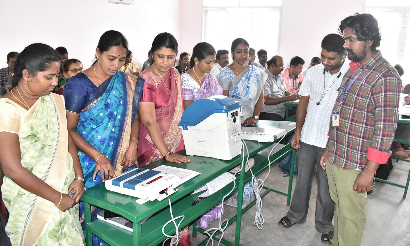 ஈரோட்டில் இன்று வாக்குச்சாவடி மையங்களில் பணியாற்றும் தேர்தல் அலுவலர்களுக்கு முதல்கட்ட பயிற்சி