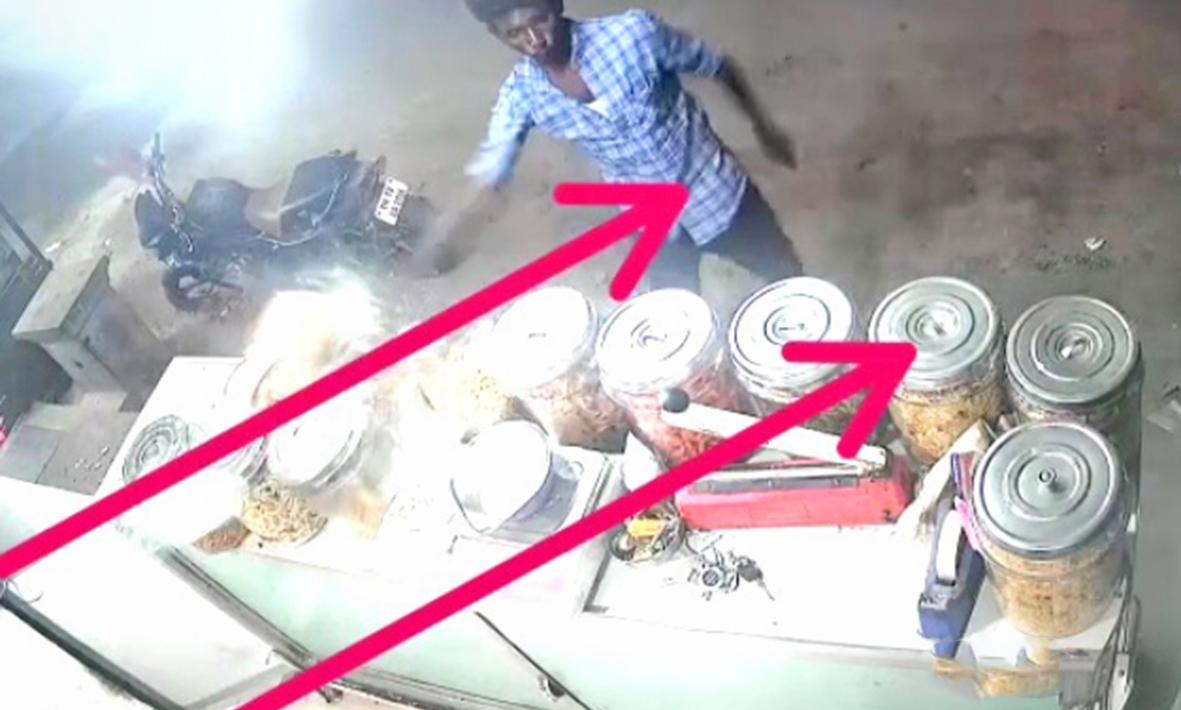 நள்ளிரவில் பேக்கரியை வாளால் வெட்டி சேதப்படுத்திய வாலிபர்