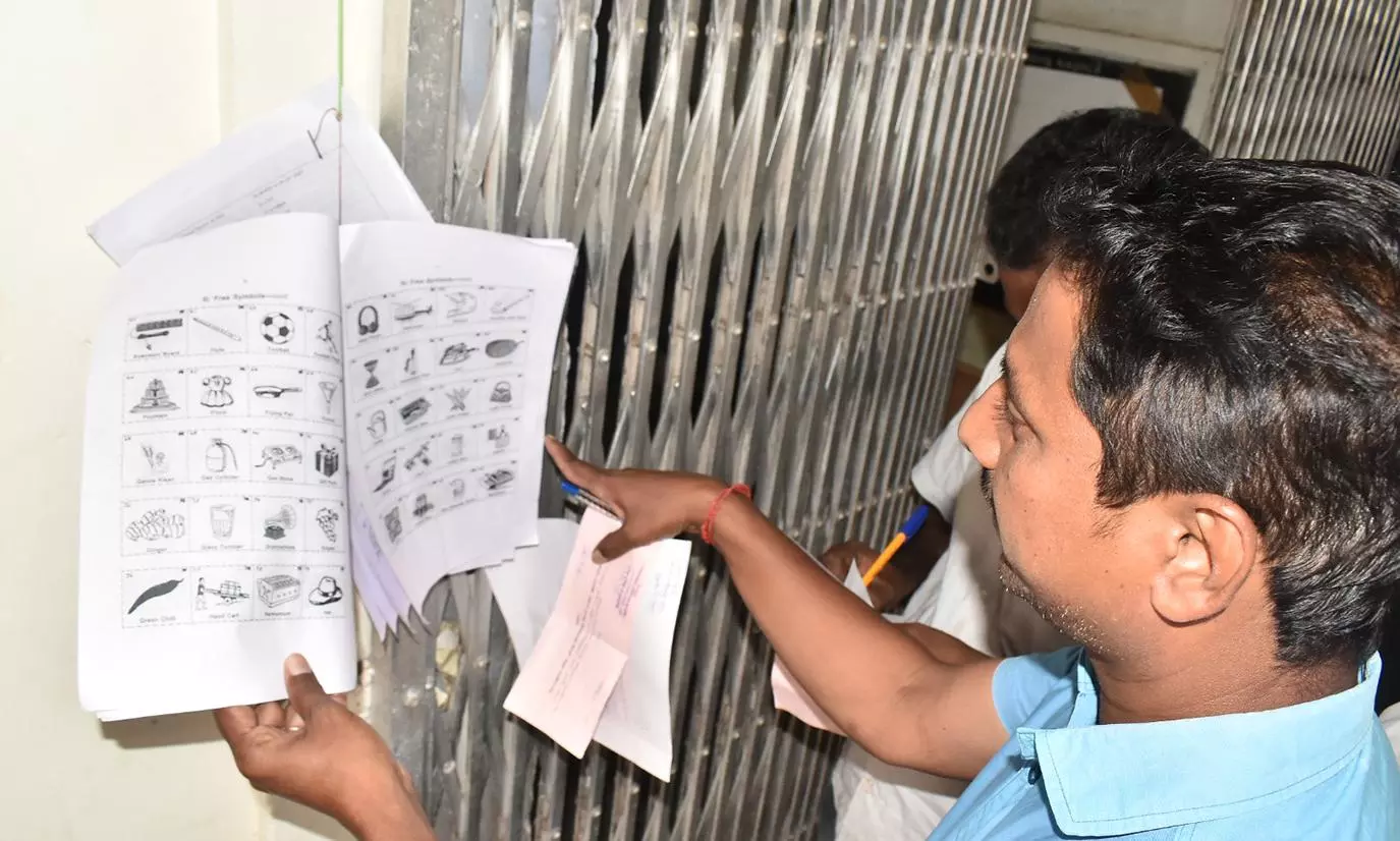 ஈரோடு கிழக்கு தொகுதி இடைத்தேர்தல்- அ.ம.மு.க. வேட்பாளர் உள்பட சுயேச்சைகள் வேட்பு மனு வாபஸ்