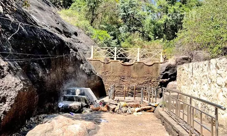 கோடை வெயில் தொடங்கும் முன்பே குற்றாலம் அருவிகள் தண்ணீரின்றி வறண்டன