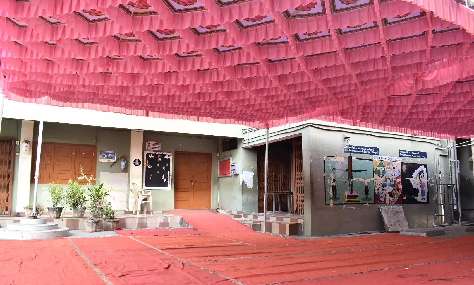 238 வாக்குச்சாவடிகளிலும் சாமியானா பந்தல் அமைப்பு- வாக்குச்சாவடியை சுற்றி 200 மீட்டர் தூரம் அரசியல் கட்சியினர் வர தடை