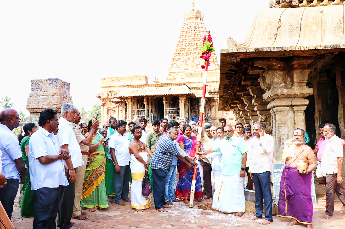 தஞ்சை பெரிய கோவிலில் இன்று சித்திரை திருவிழாவுக்கான பந்தல்கால் நடப்பட்டது மே 1-ந் தேதி தேரோட்டம் நடைபெறுகிறது