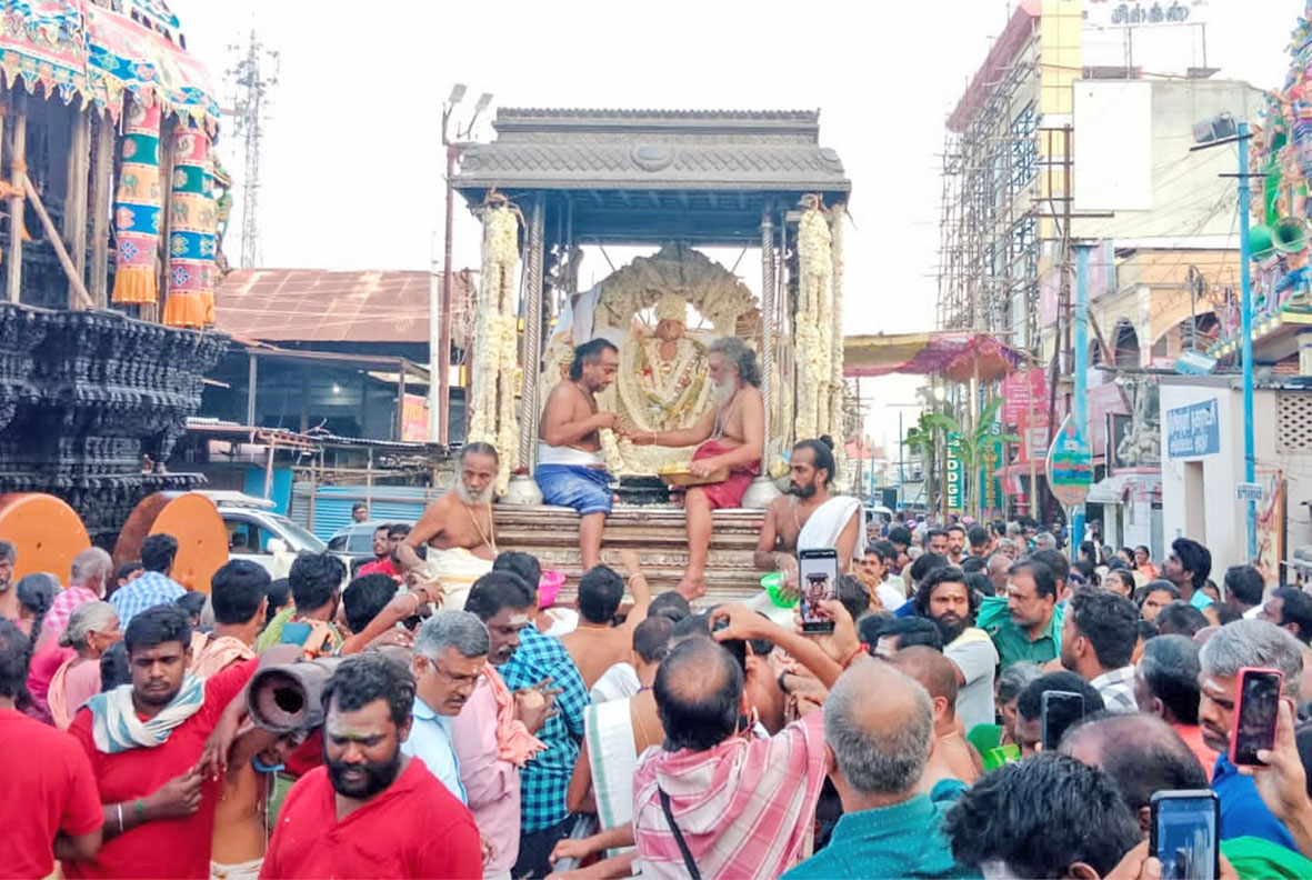 திருச்செந்தூர் கோவிலில் இன்று சுவாமி சண்முகர் பச்சை சாத்தி கோலத்தில் வீதிஉலா: திரளான பக்தர்கள் தரிசனம்