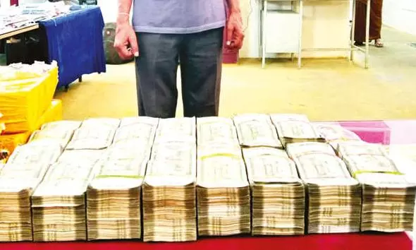 ஆந்திராவில் இருந்து கோவை வந்த பஸ் பயணிடம் ரூ.40 லட்சம் பறிமுதல்- ஹவாலா பணமா?