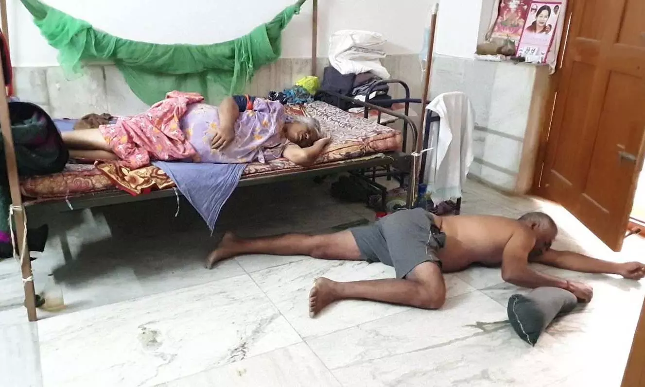 கோபிசெட்டிபாளையத்தில் தாய்-மகன் விஷம் குடித்து தற்கொலை