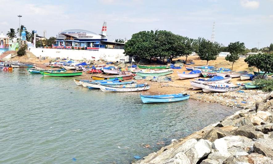 கூடுதாழையில் தூண்டில் வளைவு அமைக்கக்கோரி நெல்லை, தூத்துக்குடி மாவட்ட மீனவர்கள் வேலைநிறுத்தம்