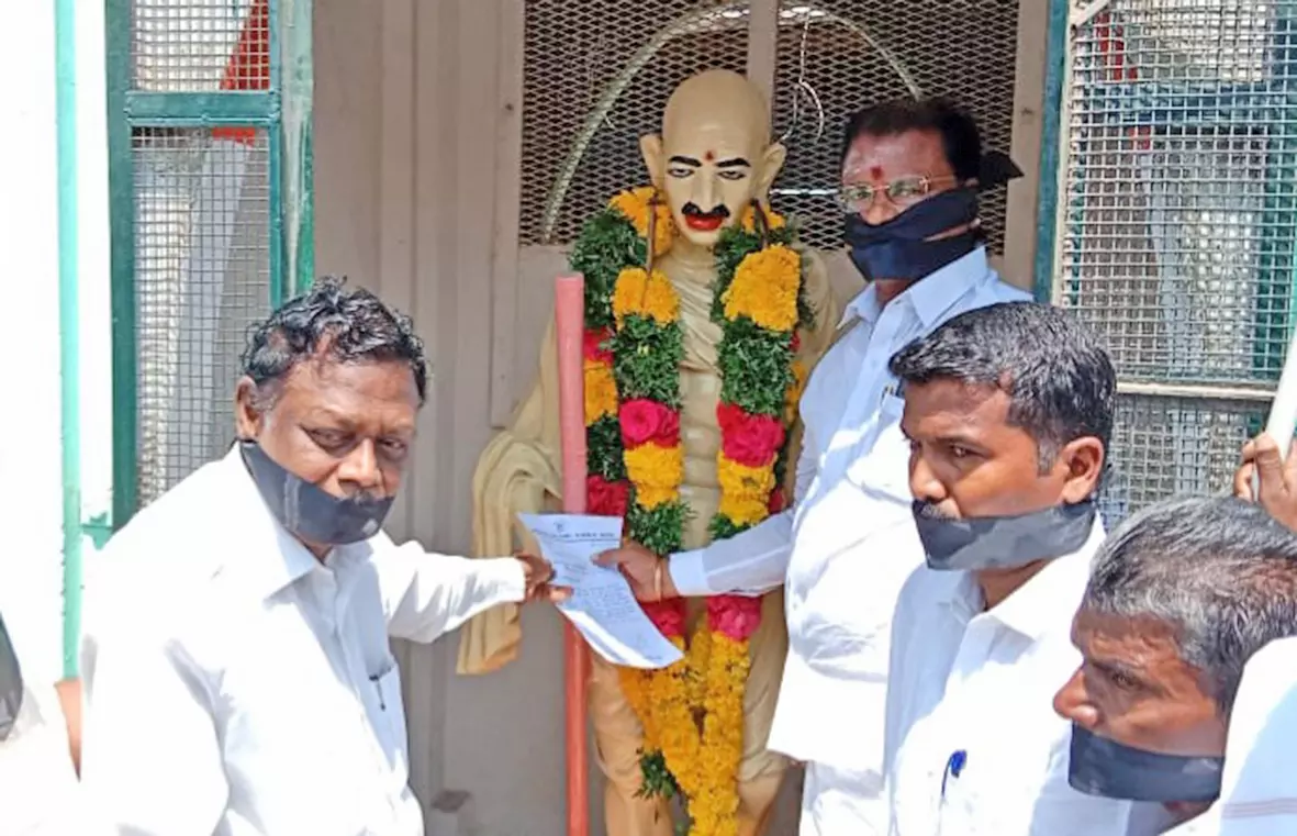 காந்தி சிலையிடம் மனு கொடுத்து காங்கிரசார் போராட்டம்- தனுஷ்கோடி ஆதித்தன் பங்கேற்பு